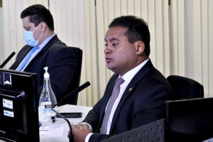 Senador Weverton Rocha (PDT-MA) ao lado do presidente Davi Alcolumbre (DEM-AP) durante sessão - Foto: Waldemir Barretoa/Agência Senado